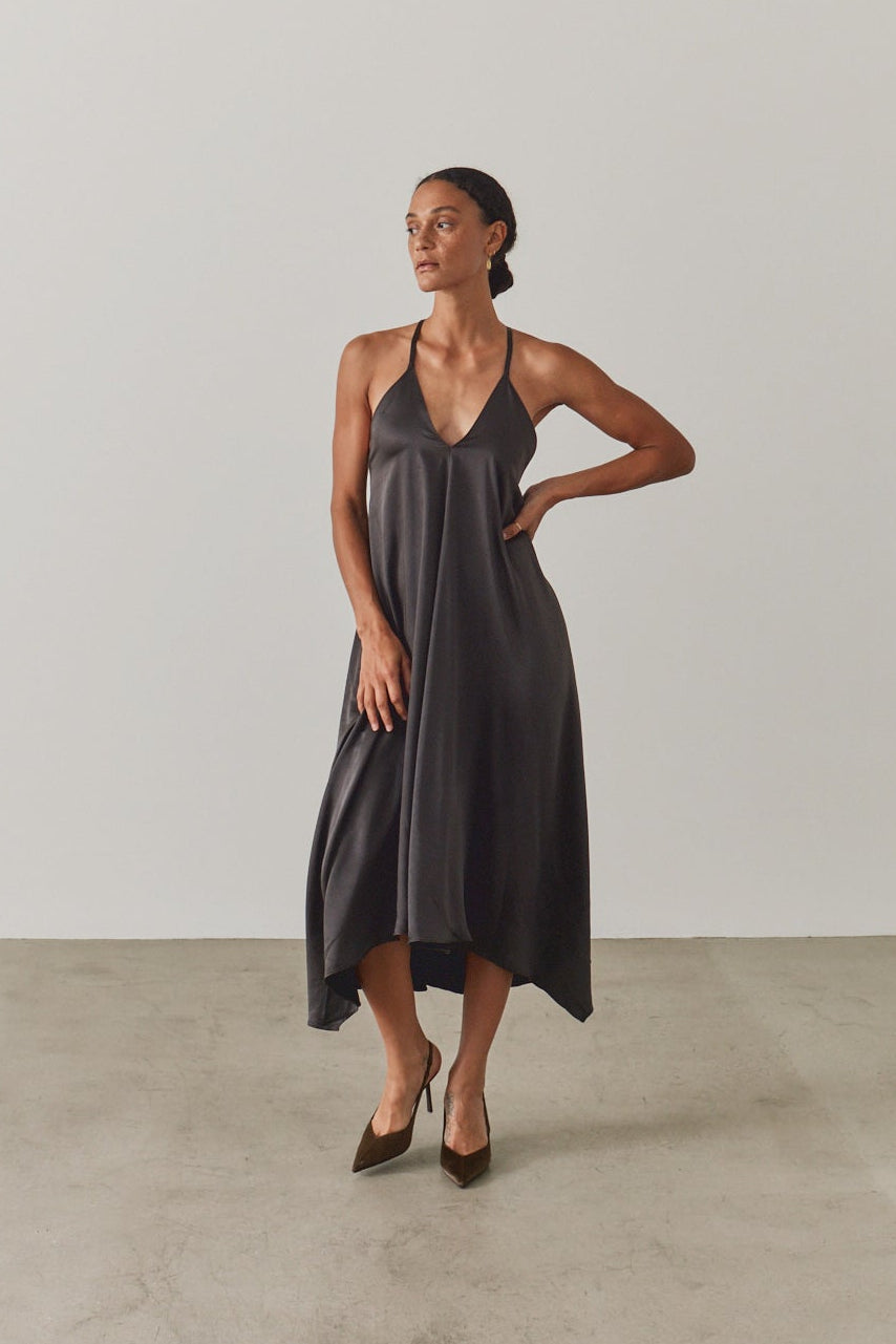 행커치프 밑단 새틴 드레스