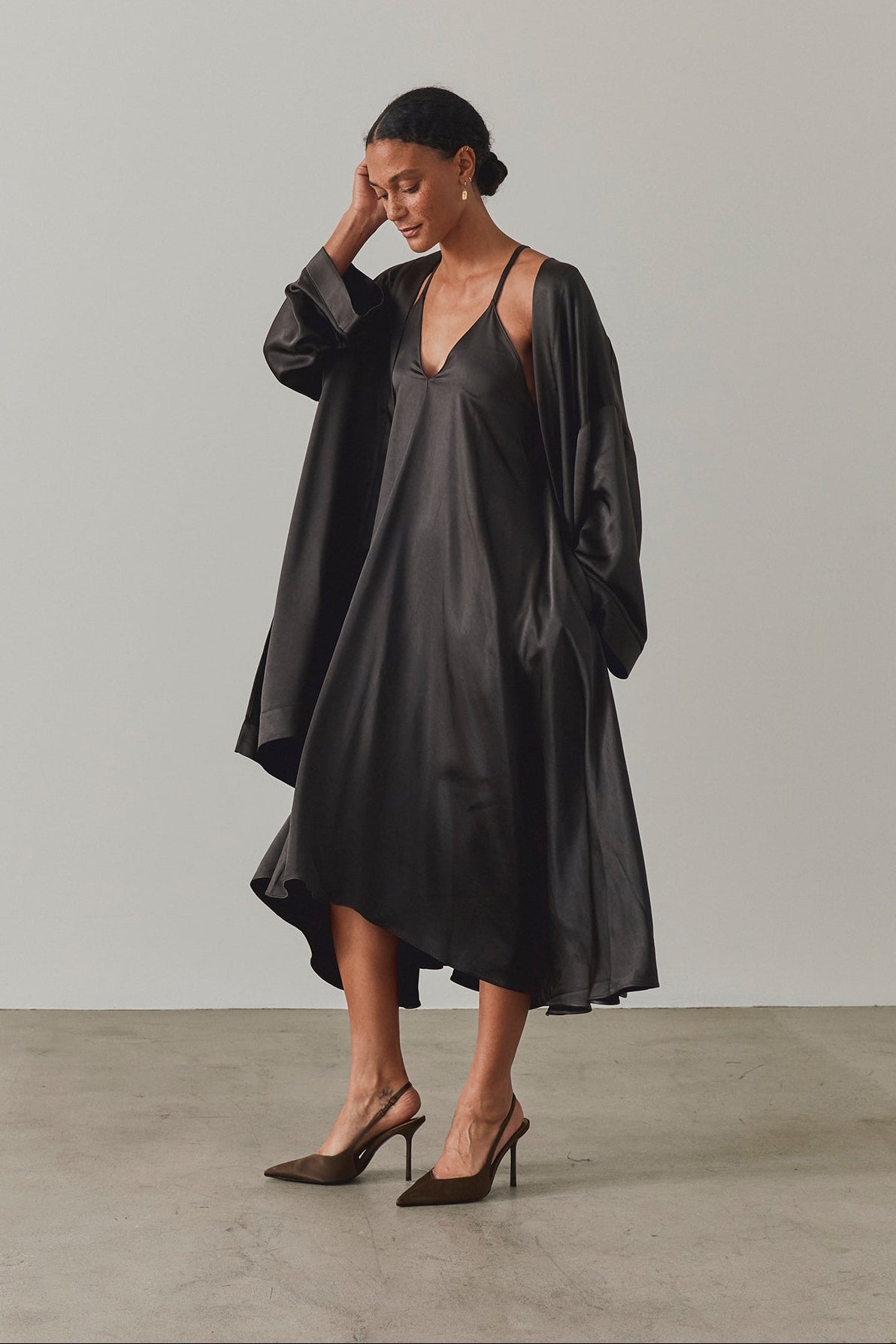 두꺼운 새틴 로브