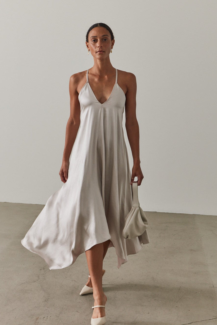 행커치프 밑단 새틴 드레스