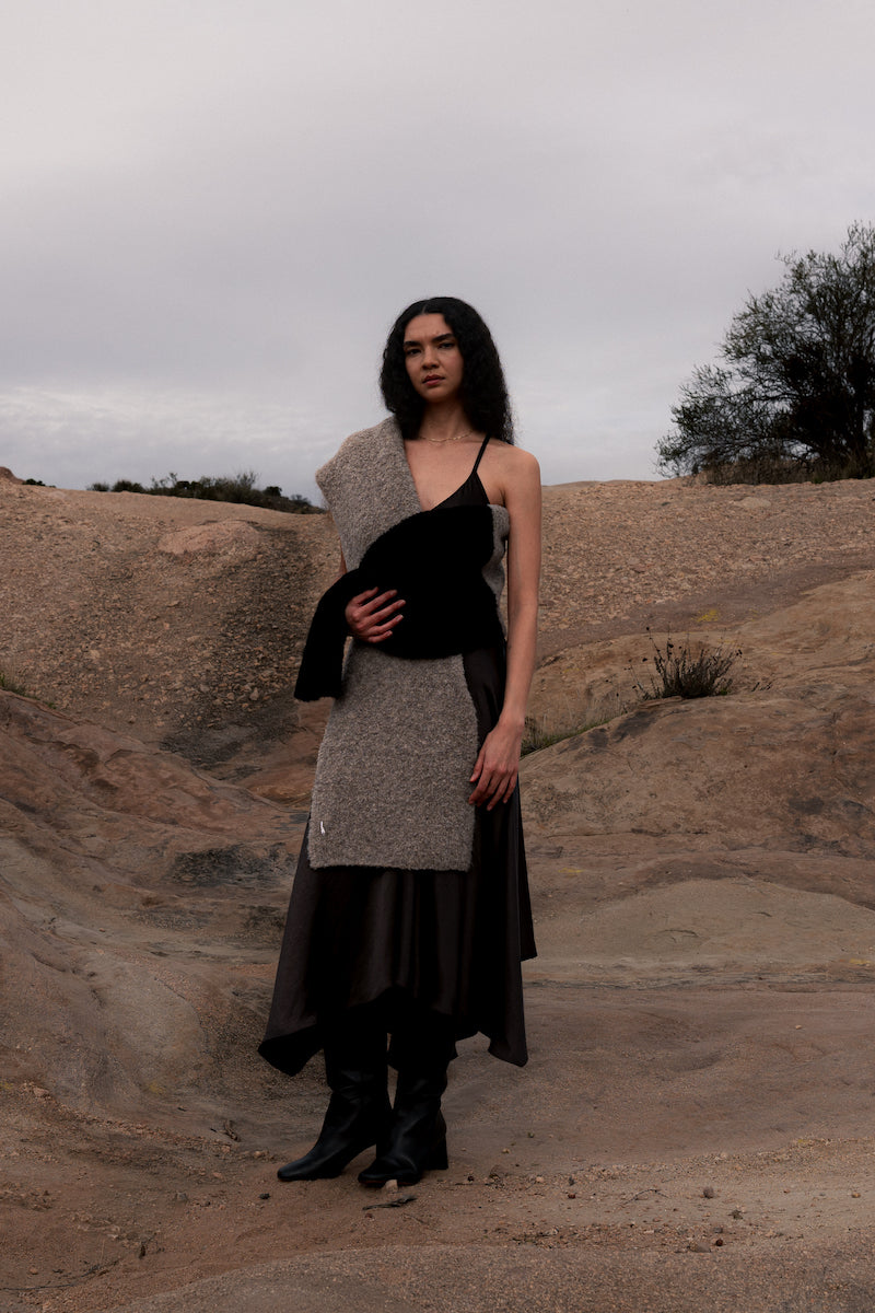 행커치프 밑단 새틴 드레스