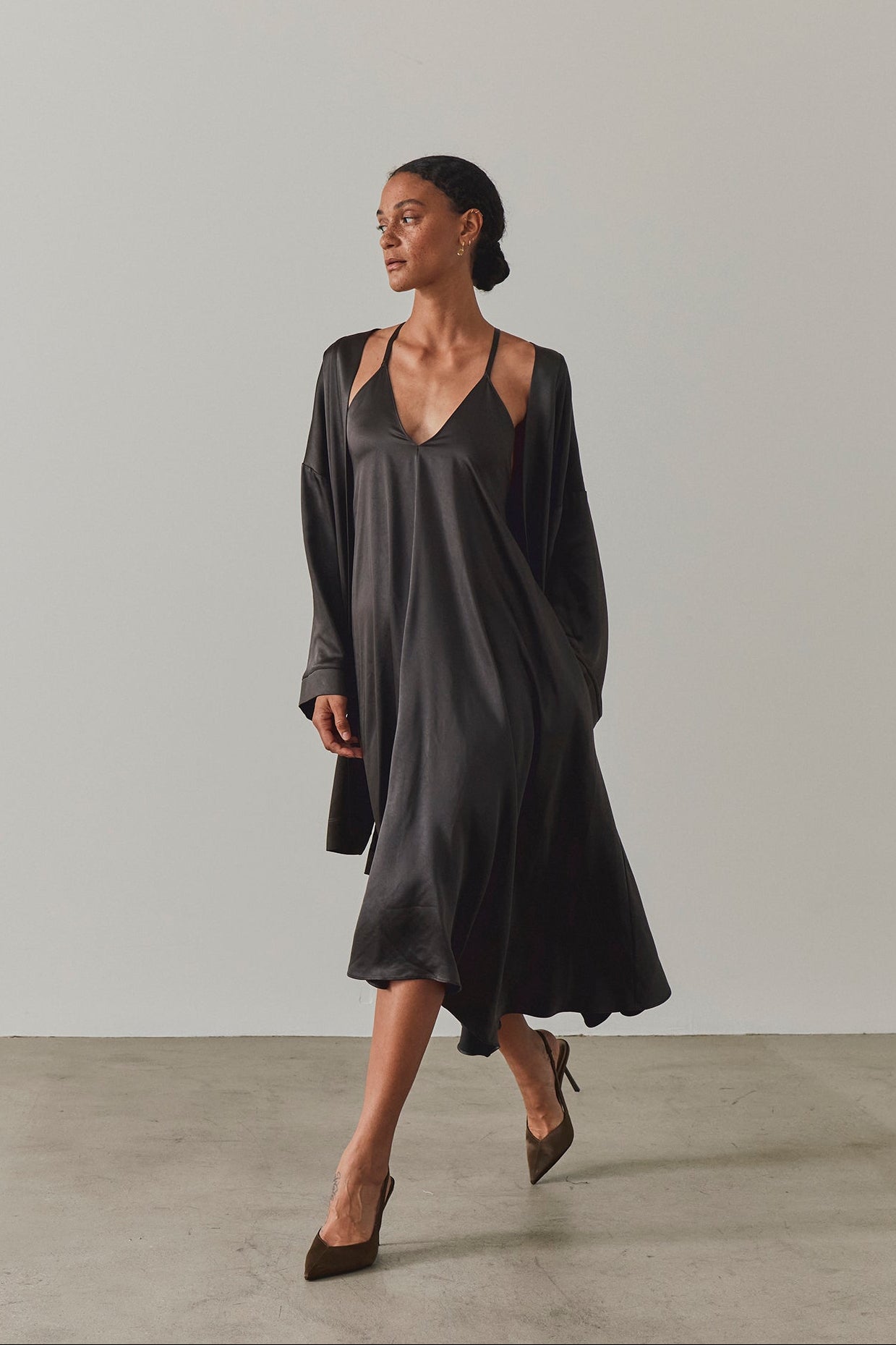 두꺼운 새틴 로브