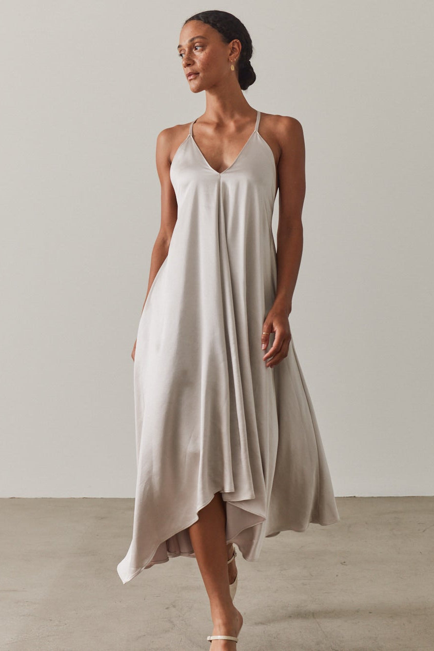 행커치프 밑단 새틴 드레스