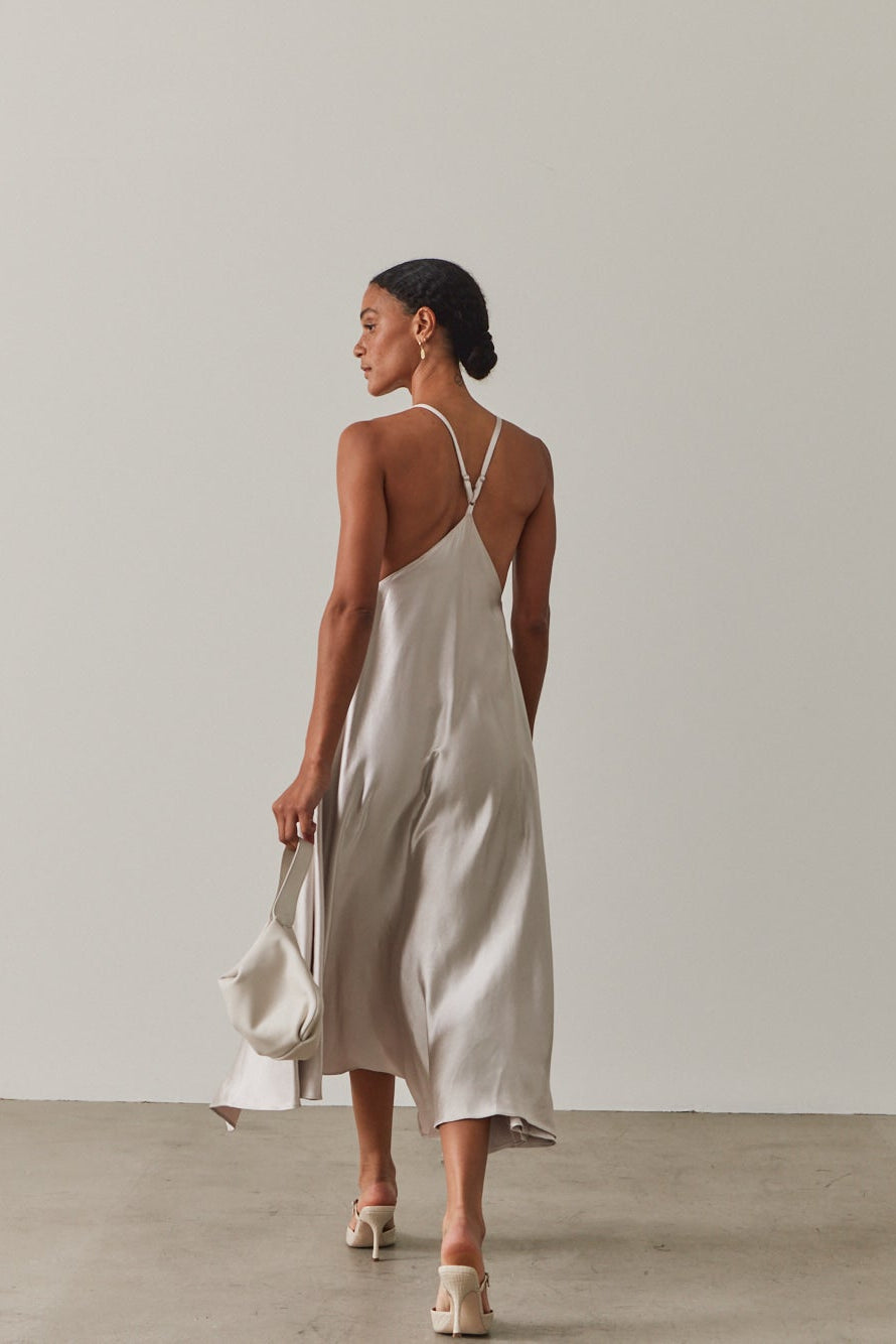 행커치프 밑단 새틴 드레스